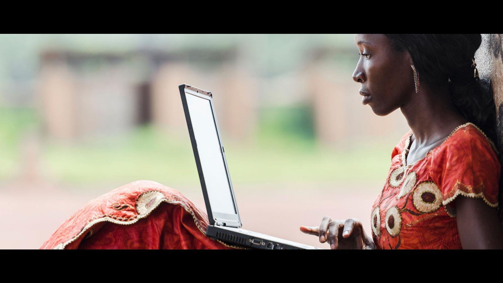Étudiant africain faisant des recherches sur un ordinateur portable